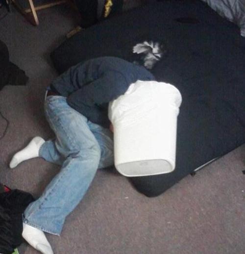 喝醉后难受想吐很正常.