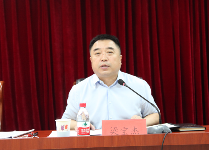 会上,梁宝杰传达了三河市疫情防控调度会议精神,并就燕郊高新区疫情