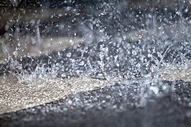 倾盆大雨图片_全景网