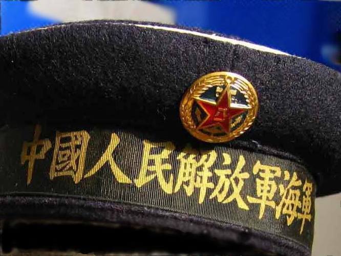 佩戴军帽显示了军人的威严和严谨,是军人的尊严的标志.
