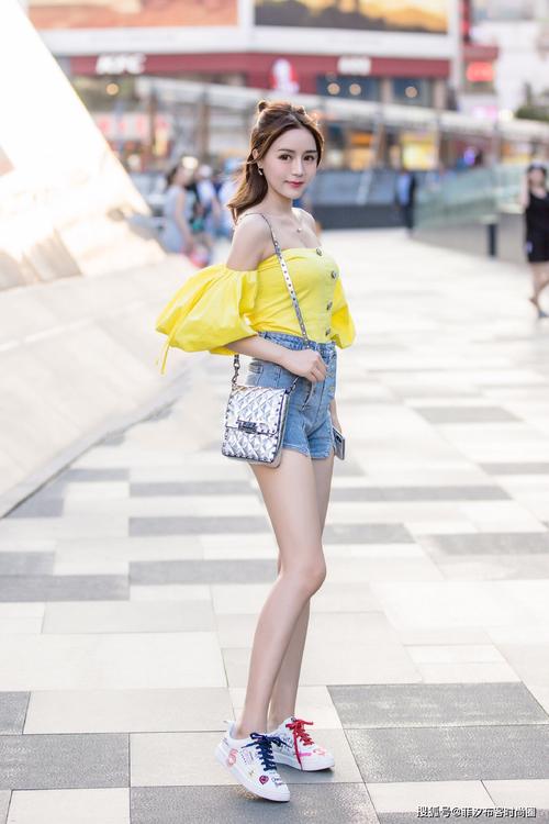 时髦女生夏天就爱穿短裤,保持凉爽又百搭
