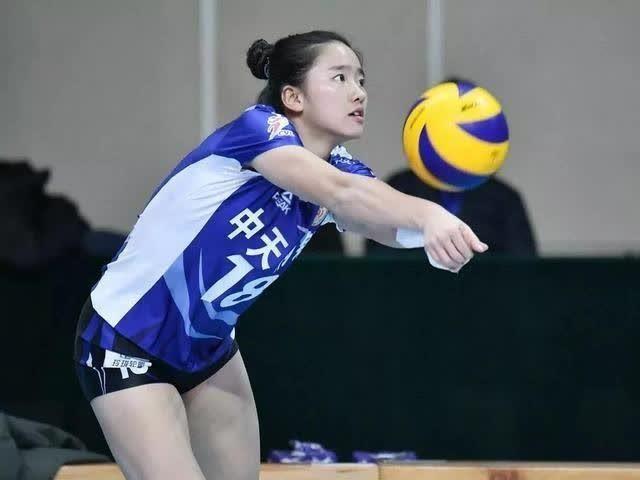 主力自由人小将倪非凡会不会取代王梦洁成为中国女排主力自由人?