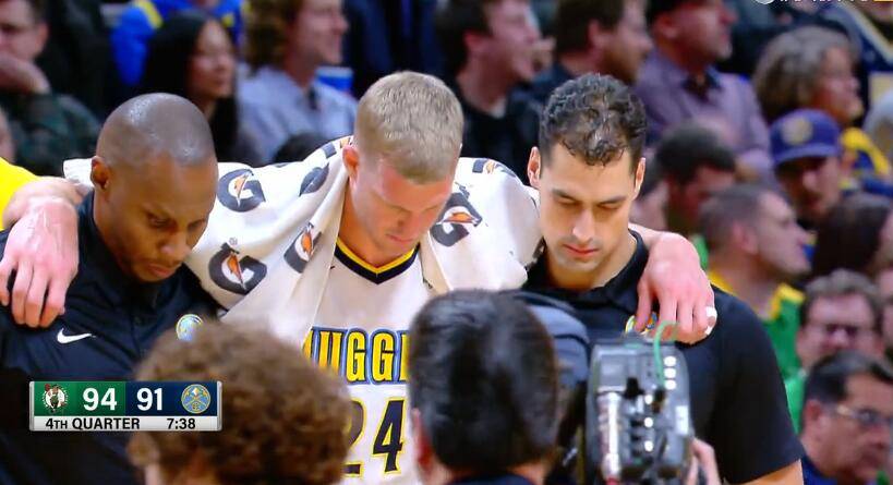 在今天掘金主场对阵凯尔特人的比赛中,掘金球员梅森-普拉姆利在第四节