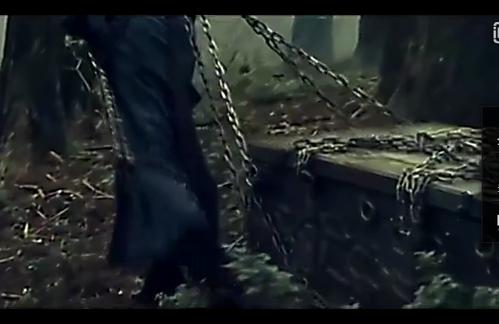 拖着铁链棺材,貌似是日本古装的恐怖电影,求名字