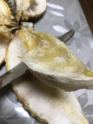 榴莲肉吃完,别浪费了榴莲壳.带刺的是不能吃的.