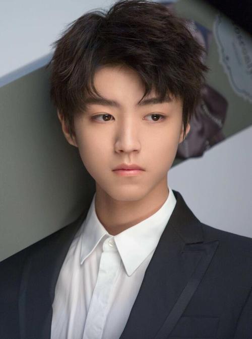 首先王俊凯长相很正气,脸型标准,加上他的五官精致,配上西装显得更