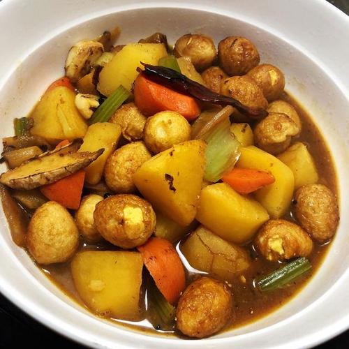 鹌鹑蛋烧土豆,老少咸宜,汤汁拌饭也非常好吃