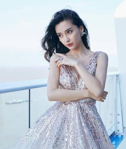 杨颖这次穿的西装裙有点诱惑人,深v口贯穿全身,细腰肥臀更惹眼