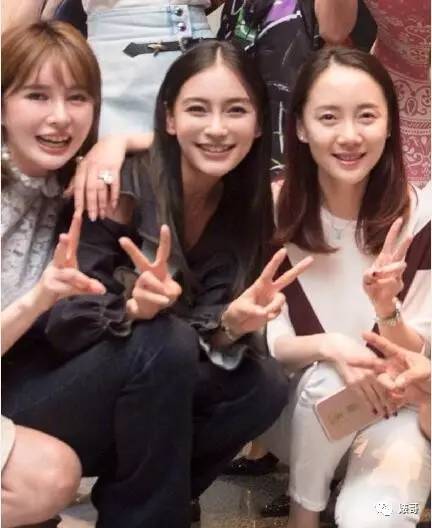 从甘薇晒出的大合照里,发现了angelababy的身影,什么时候baby也跟甘薇
