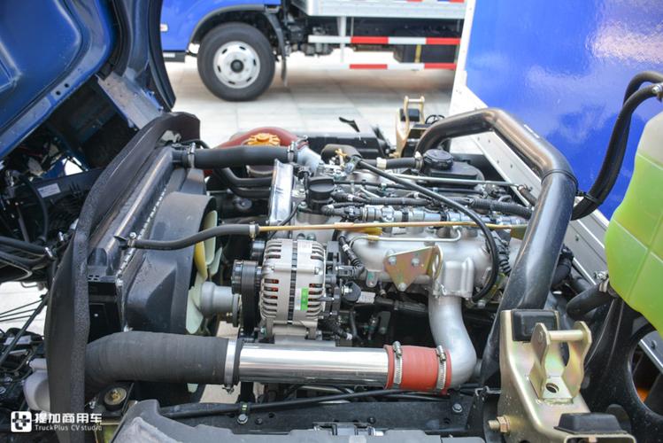 搭载上柴v动力发动机上汽跃进向德邦交付百台超越c300轻卡