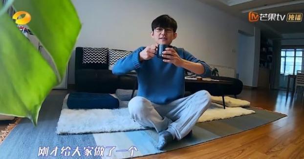 何炅家内景罕见曝光,自曝闲在家靠邻居"接济",好人缘一目了然