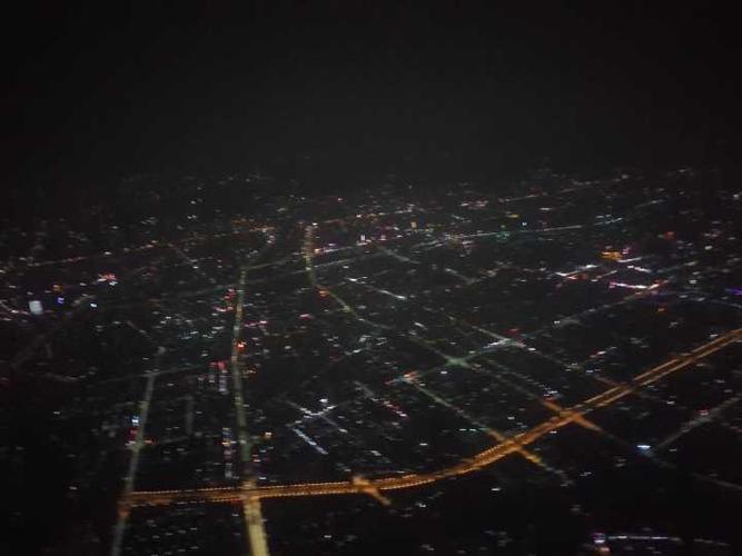 夜间飞行途中,怎样判断出下方经过的是什么城市?