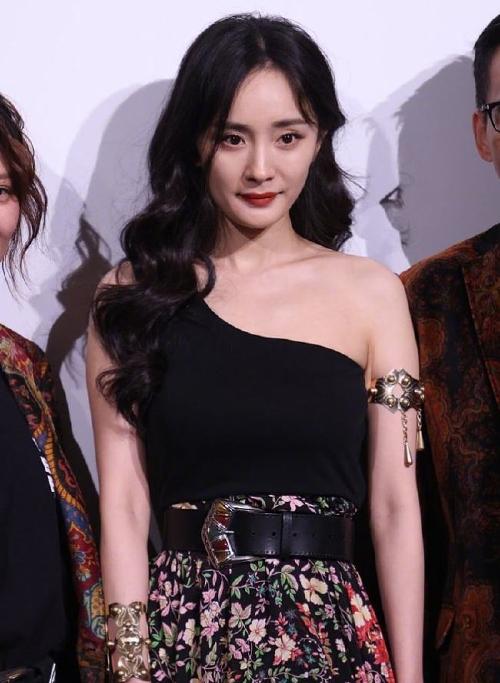 杨幂线下活动生图公开大长腿优越气质佳自嘲不是好北京人