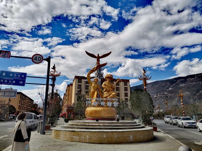 巴塘县城三面环山,其海拔也高达2000米,远处群山白雪皑皑