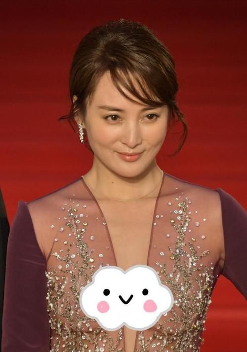 蒋勤勤胖了之后更美了,淡妆华服好优雅,脸颊饱满真富态