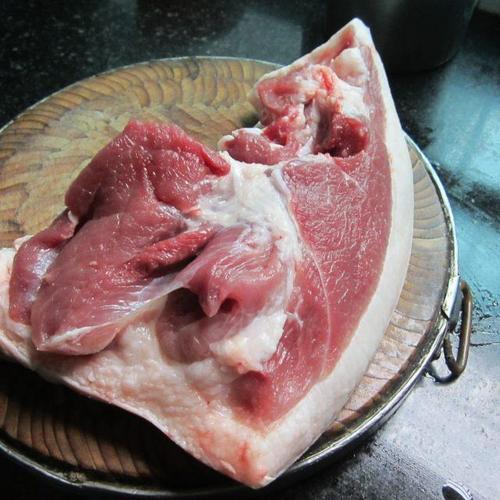 熏腊肉.用猪肉做的,腌制的时候很重要,简单美味