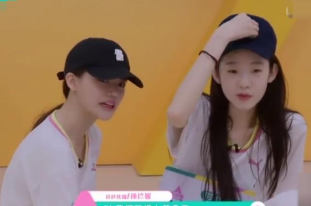 张艺凡倒在孙珍妮怀里撒娇当距离拉近才知她冷白皮到底有多白