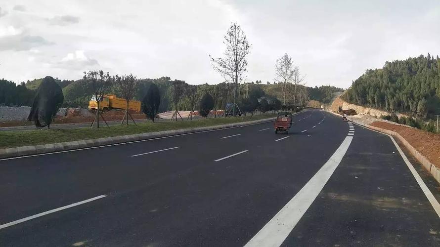 这不,二龙三岔路口到白果井 的市政道路打通了!