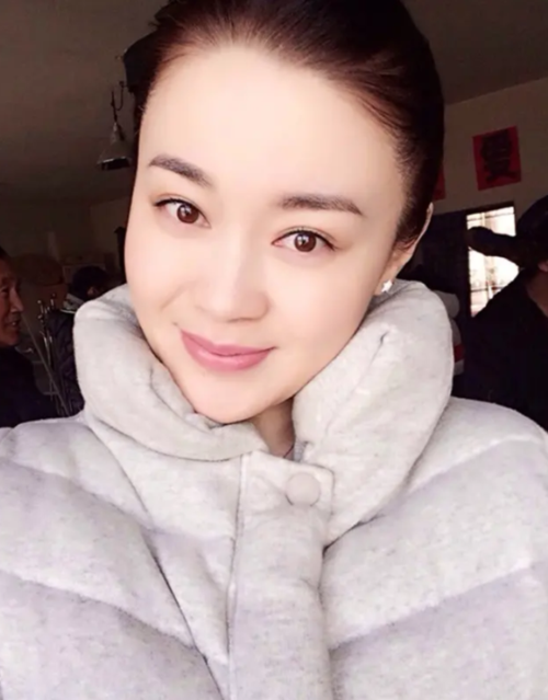 关婷娜不再是大妈模样,浓妆下黑眼圈明显,近看皮肤也