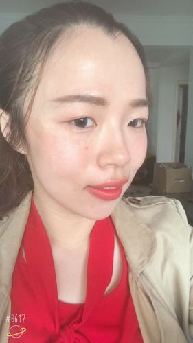 大脑门颅骨宽头顶平的女生适合怎样的发型或妆容
