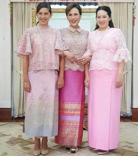 英拉穿泰服最有风韵,被粉丝搂腰也不在意,裹身蕾丝裙