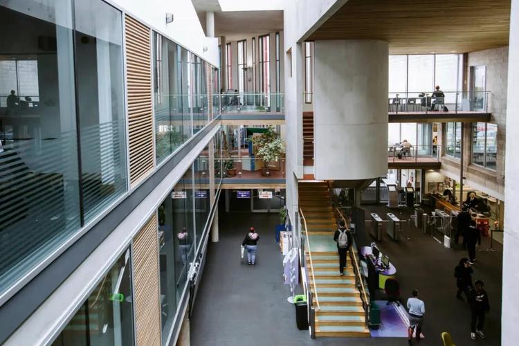 朴茅校长graham galbraith教授表示:"我很自豪地看到朴次茅斯大学被