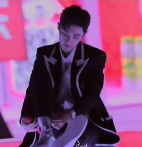 肖战候场时"太萌了"!坐在地上晃动脚丫,张大嘴巴做