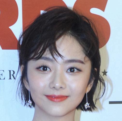 明星图集:图一谭松韵气质短发造型,五官精致,身材迷人