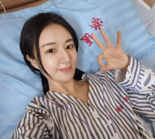"带货王"薇娅病倒入院手术,病床自拍神色憔悴,忍痛微笑报平安