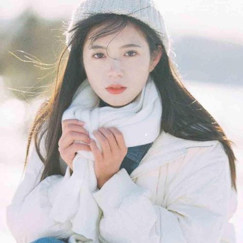 雪中的漂亮女孩头像