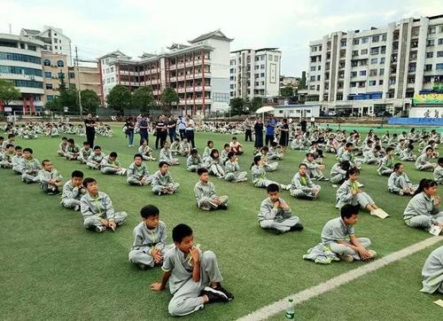 施秉民族中学是县建制的初级中学,其"民族"之定位"注定"了该校对民族