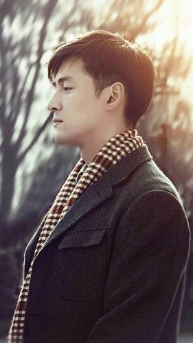 简介:实力演员胡歌帅气逼人写真图片,分享一组胡歌图片给大家,图中的