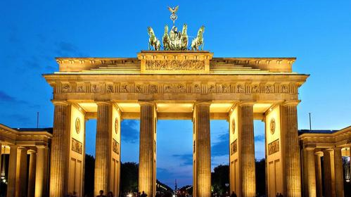 勃兰登堡门位于柏林市中心,对于历史建筑拆留的问题,柏林人也有过争议