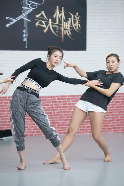 秦岚变丛林美女秀雪肌小蛮腰跳舞后崩溃大哭惹人怜13p