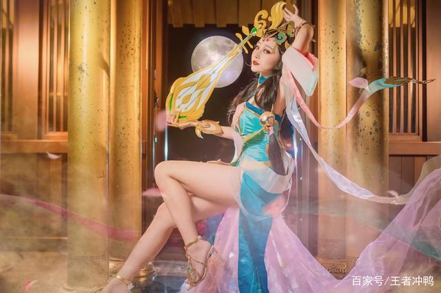 杨玉环:弹琵琶的动作cos的惟妙惟肖