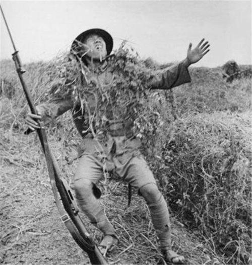 随军记者抓拍到一位17岁小战士被日军子弹击中腹部倒下的瞬间