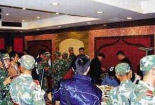 27军军长秦卫江砸店事件视频,打击石家庄黑社会群众叫好