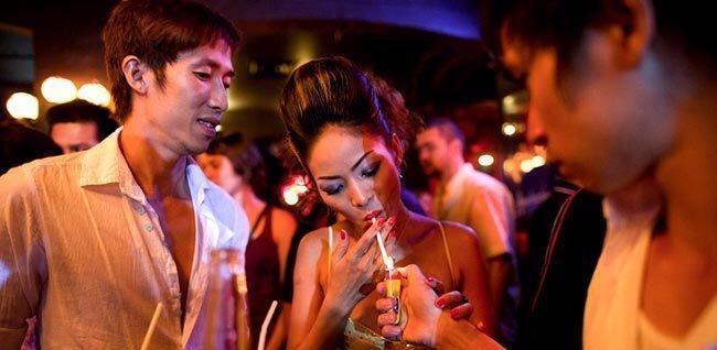 揭秘: 越南有钱人的生活, 酒吧玩耍纸醉金迷