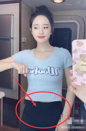 赵露思录视频只拍上半身,瞄到她被瑜伽裤勒紧的腰,我没眼花吧?