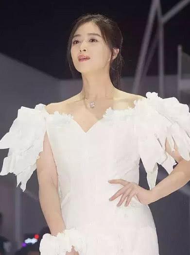 不同肩宽该如何挑选露肩的服饰?看看这三位女星是怎么