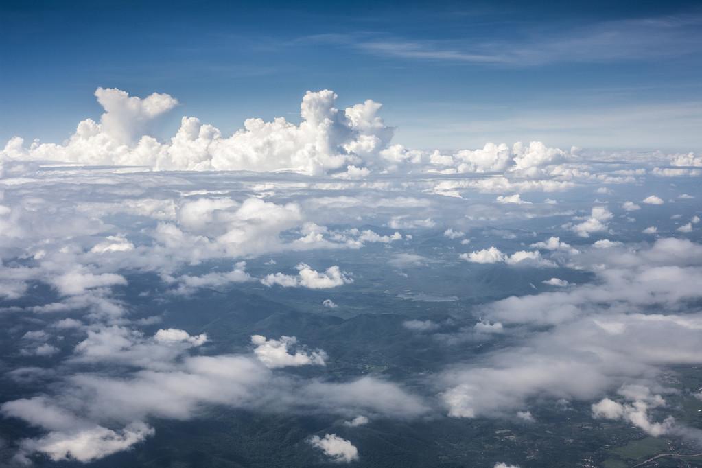 完美的蓝色天空山的从高空云
