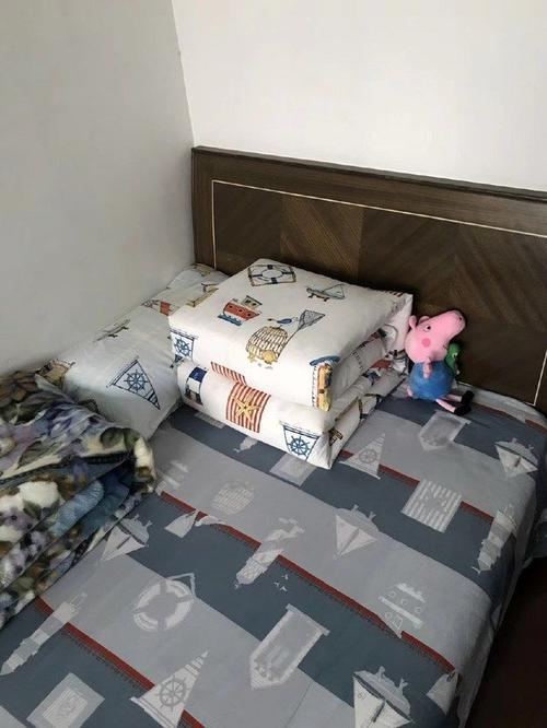 退伍不褪色:退伍大学生女兵每天坚持叠被子,用行动挑战无数室友