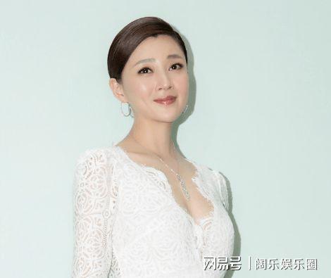 40岁的殷桃是水蜜桃吗,皮肤嫩的能掐出水来,网友:这才