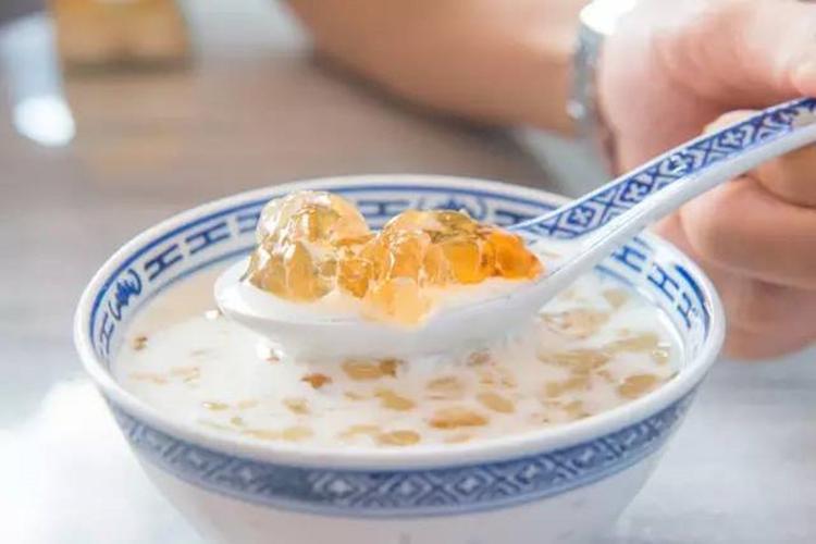 桃胶牛奶炖燕窝的做法