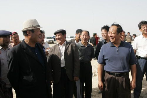 新华网高端专访:哈密地委书记郭连山