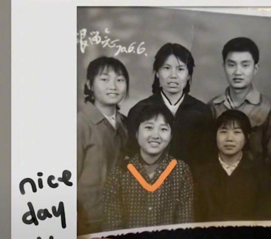 贾玲妈妈年轻时的照片# 李焕英,年轻时的你一定想不到,在2021年的