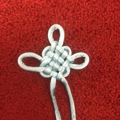 孩子们为大家讲解中国结编织的初步知识,并详细讲述自己编织步骤