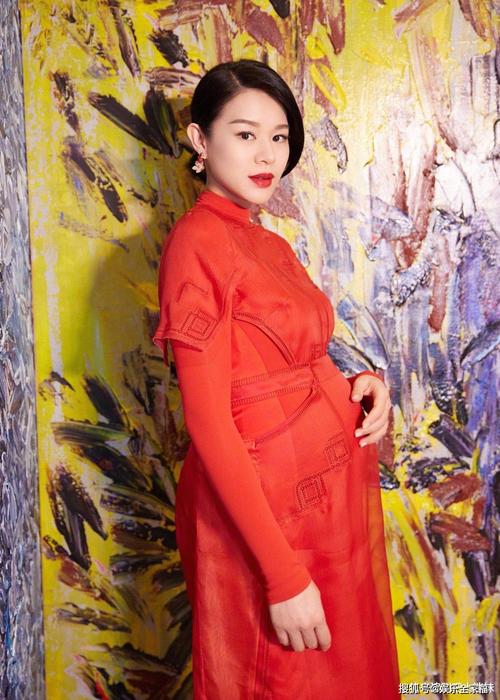 2021年两女星携娃上春晚,一个本色出演孕妇,另一个深藏不露