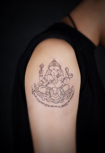 纯线条的象神配合泰国经文纹身图案记录特别的意义