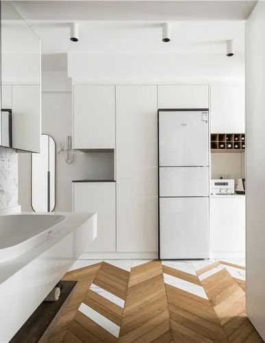 而且橱柜和玄关柜是结合在一起的,中间嵌入冰箱,也算是划分空间.